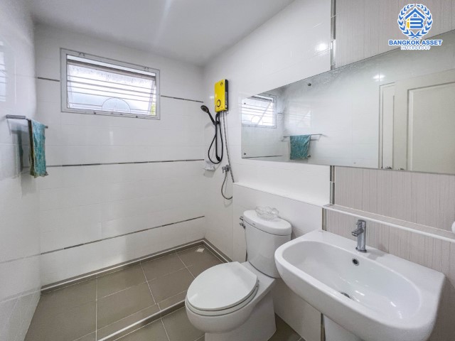 *****บ้านเดี่ยวมือสองย่านนนทบุรี ม.อินนิซิโอ1 ปิ่นเกล้า-วงแหวน เนื้อที่กว้างขวางมากถึง 50.40 ตร.ว. ฟังก์ชัน 3 ห้องนอน 2 ห้องน้ำ ที่จอดรถ 2 คัน บ้านจากแบรนด์ L&H โครงการตั้งบนทำเลเดินทางสะดวก ใกล้รถไฟฟ้าสายสีม่วง "สถานีตลาดบางใหญ่" และทางด่วน "ศรีรัช"